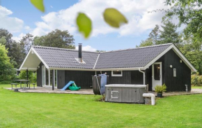 Cozy Home In Oksbøl With Jacuzzi